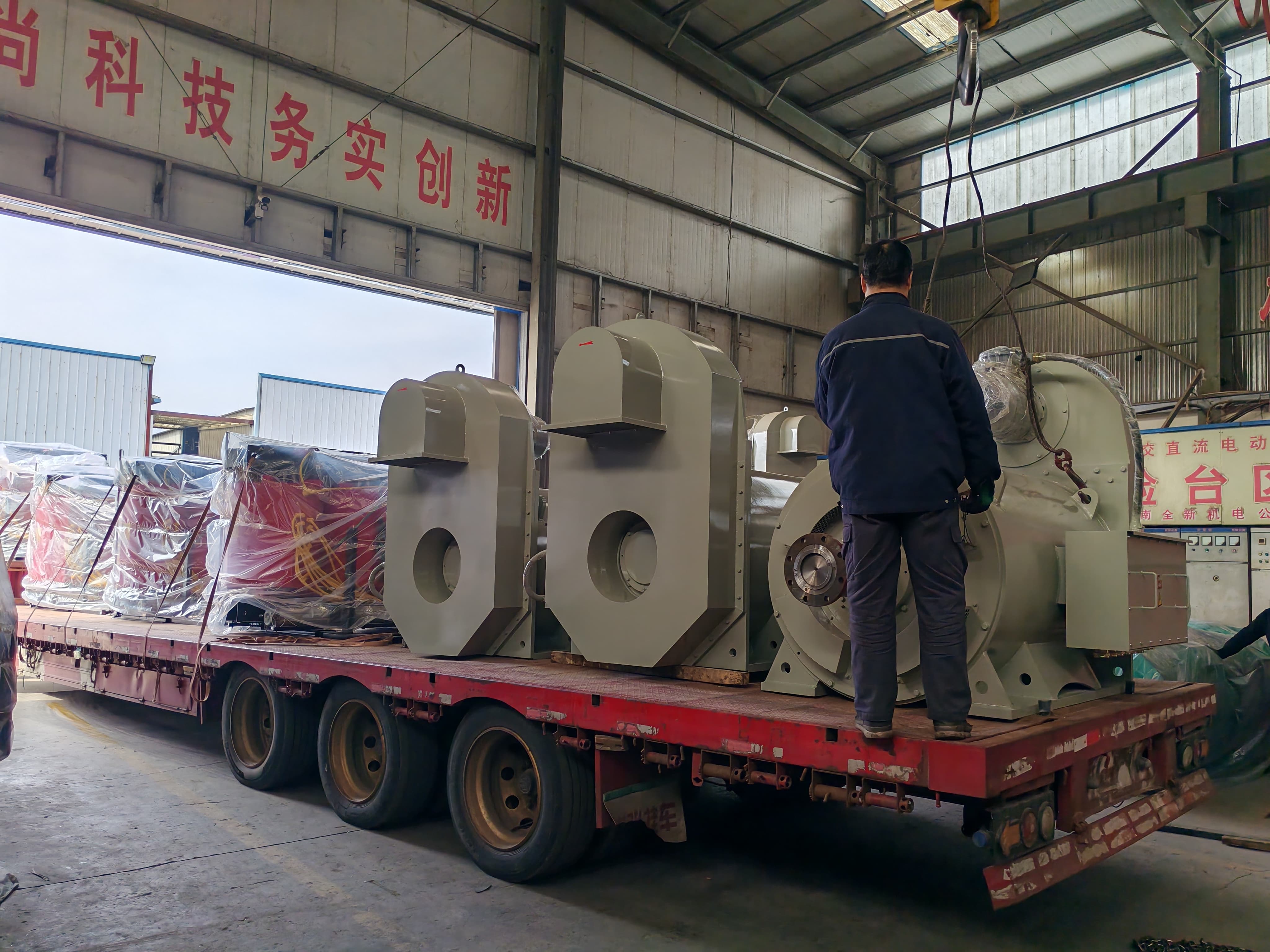 鑽井隊幹式變壓器和正壓防爆電（diàn）機發貨