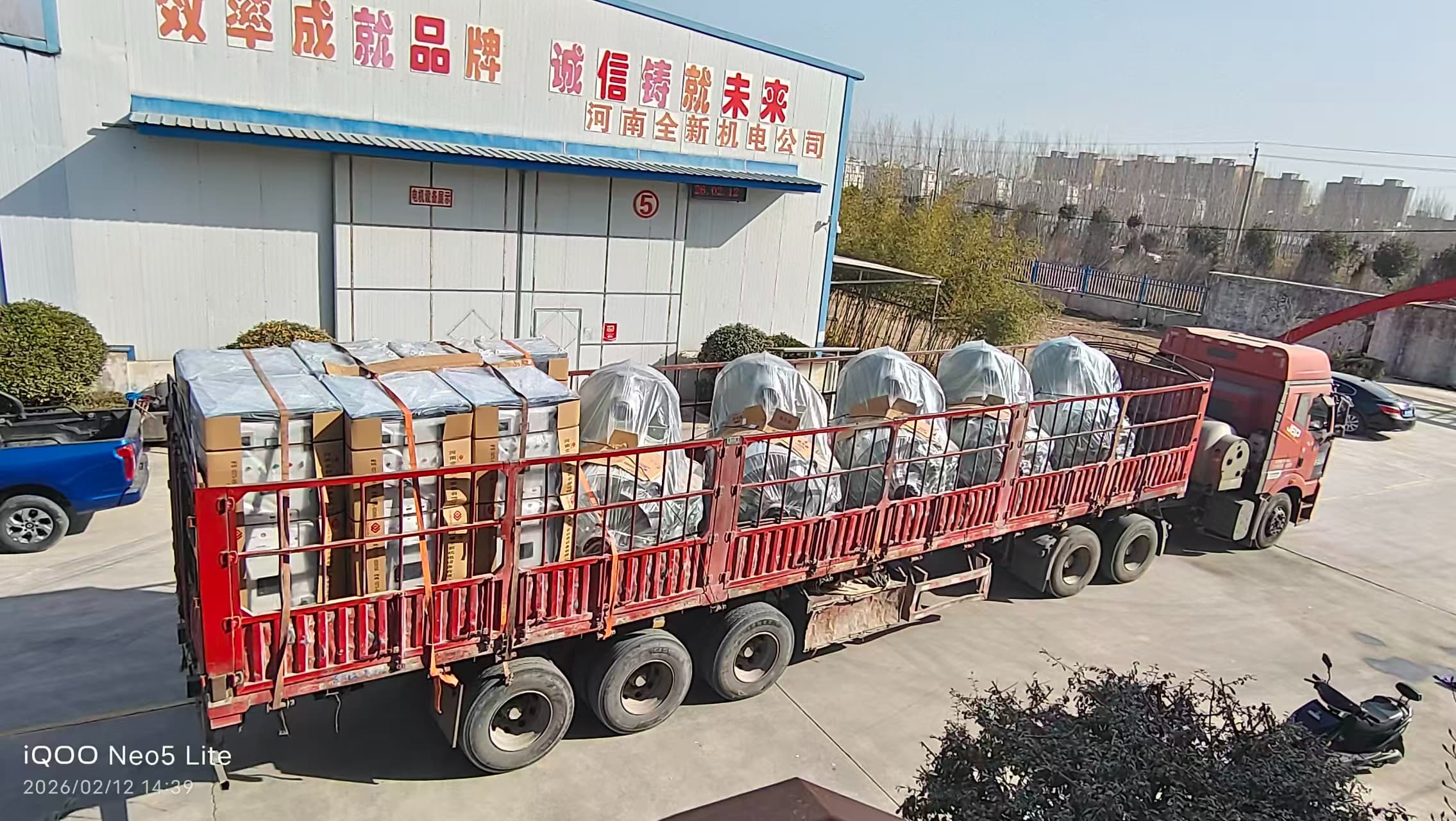 一（yī）批YQX1250-6/1250KW/600V正壓防爆變（biàn）頻調速電機和配電櫃發貨慶陽
