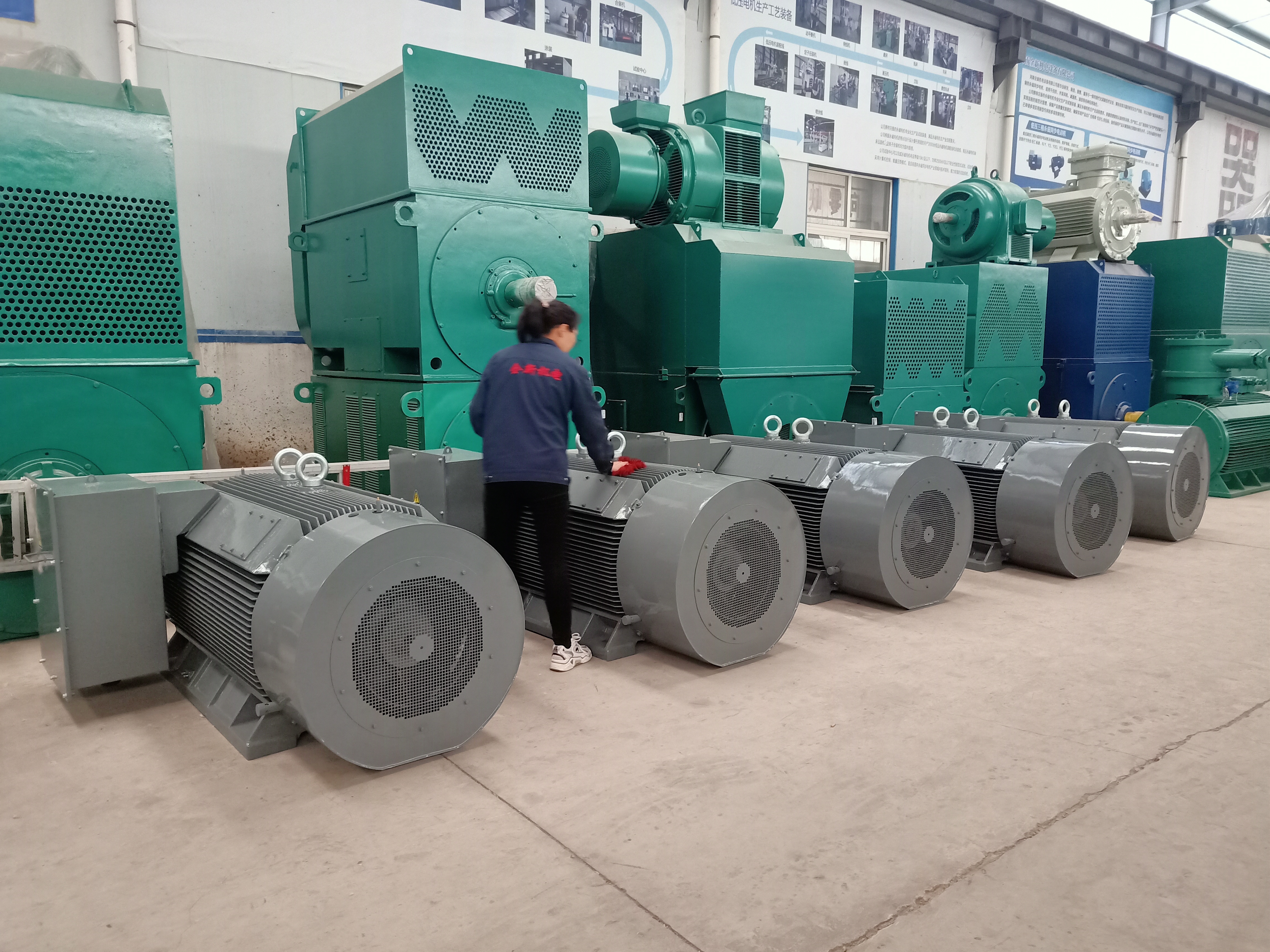 5台電機準備打（dǎ）出口包裝（zhuāng）發往港口