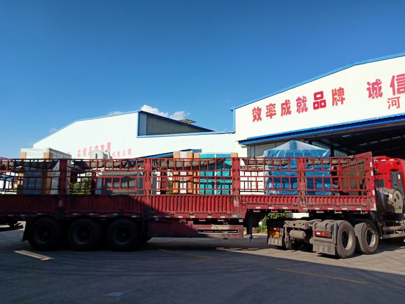 變（biàn）頻電機、變頻櫃、變壓器、高壓（yā）開關櫃、低壓開關櫃、補償櫃，一套（tào）發往鑽井現場