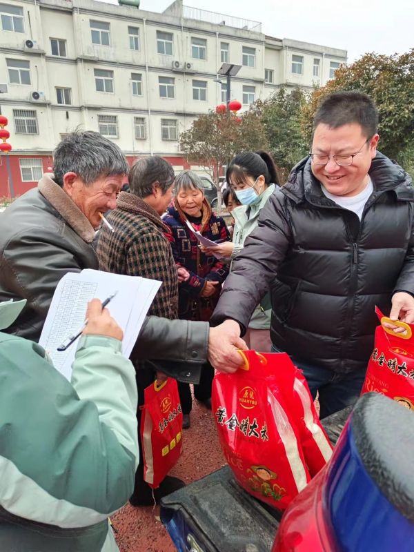 關愛老人，我們一直在行動，2023年農曆臘月二十，給西北流村的老人 發春節（jiē）福利