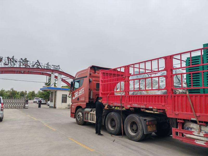 兩台（tái）YQX1000-6/1000KW/660V正壓防（fáng）爆（bào）電機裝車發貨鑽井現場